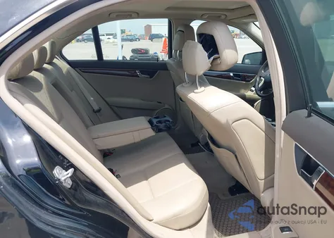 2010 Mercedes-Benz C 300 Luxury 4Matic/Sport 4Matic z USA, uszkodzony, nr VIN WDDGF8BB9AR090665